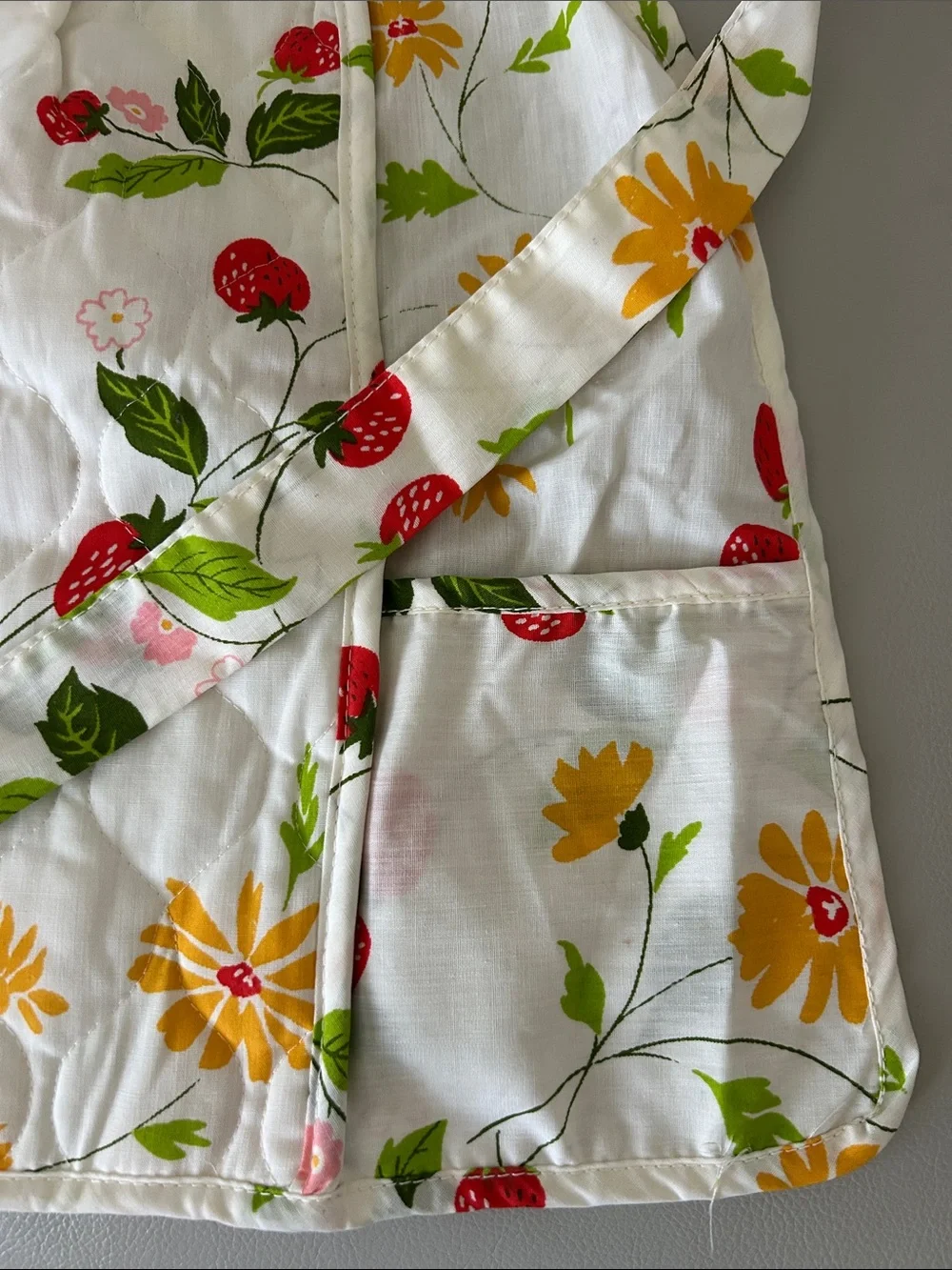 Vntg White Floral Apron with Strawberry Print